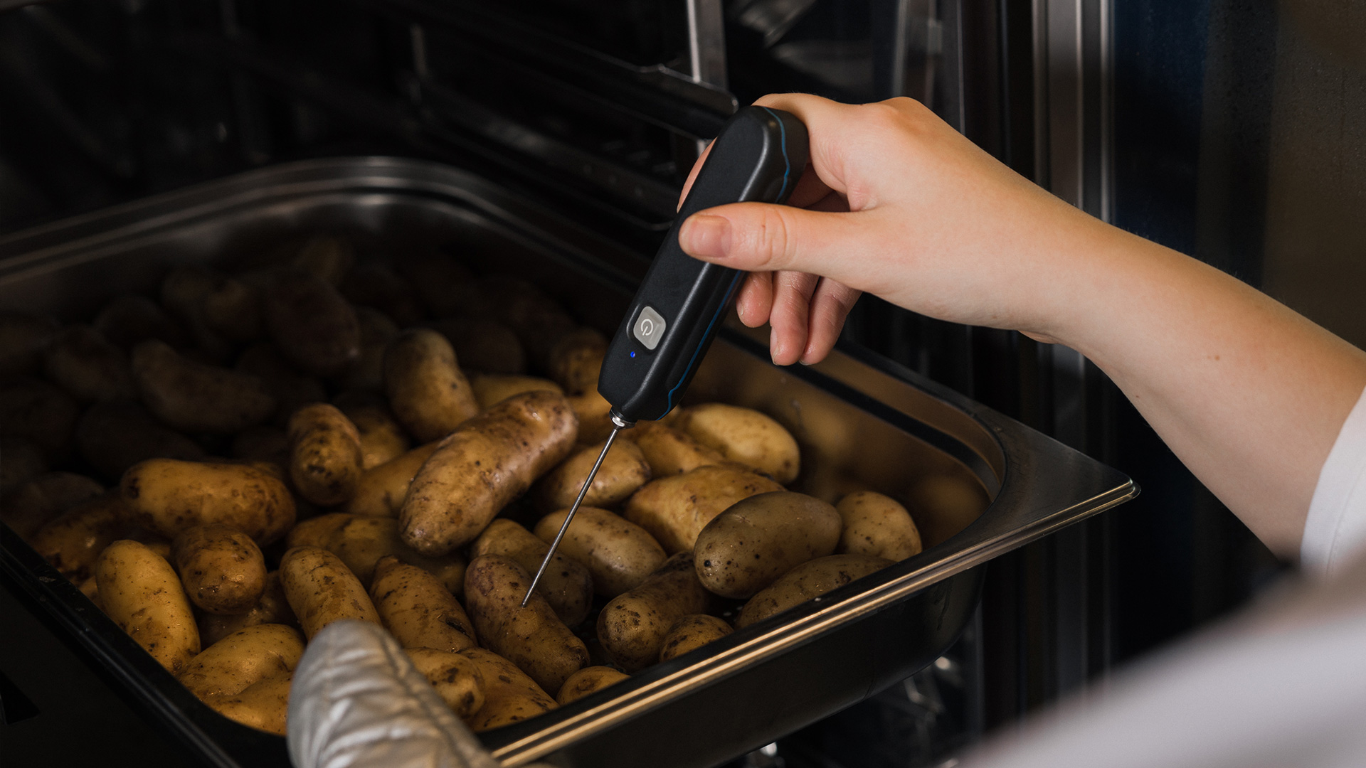 The internal temperature of a potato can be measured quickly and reliably with a probe thermometer