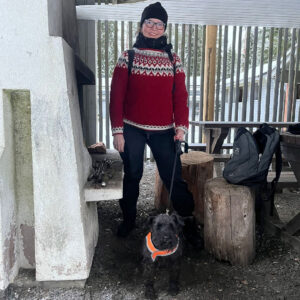 Riikka Kontio ja kääpiösnautseri Thelma retkeilemässä Seitsemisen kansallispuistossa